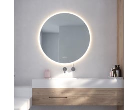 Loevschall Johannesburg rundt spejl, Ø80 cm, monteret på en moderne badeværelsesvæg med lys tændt og reflekterende vask og vandhane.