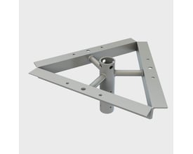 En varmforzinket travers til tre projektører med en Ø60 top er vist isoleret på en lysegrå baggrund.