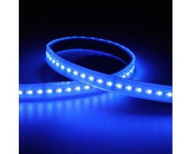 Ansell Lighting P-Cell RGBW LED strip med 5 meter længde, 24V og IP67-klassificering, lyser blåt.