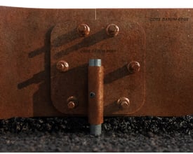 ECCO Products Core Datum kantskinnesæt i corten med synlig samling og bolte på en grusoverflade.