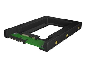 ICY Box 2.5" til 3.5" HDD/SSD konverter i sort plast, med synlige SATA-tilslutninger og monteringsskruer.