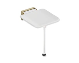 HEWI System 900-klapsæde med hvid siddeflade, messingfarvet vægbeslag og hvid gulvstøtte, 350 x 340 mm.