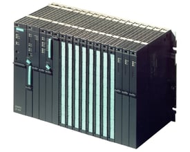 Siemens SIMATIC S7-400 netstik modul monteret i et rack, designet til PS407 strømforsyninger.