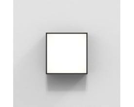 Astro 8024 Kea Square 140 væg-/loftlampe i sort monteret på en gråmalet væg, viser lampens firkantede design.