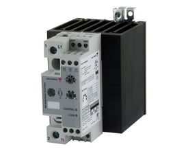 Carlo Gavazzi 1-polet analogstyret solid-state-relæ med sort køleprofil og synlige tilslutningsklemmer.