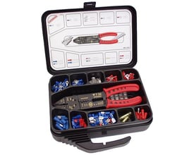 Elpress sortimentskasse HB150 åben, viser sortiment af isolerede kabelsko, muffer og presseværktøj T50 i polypropylen-kasse med 11 rum.