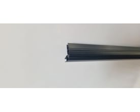 Contura Space magnetiske tætninger i sort med 45° vinkel til 6/8 mm systemer, set fra siden med profilens ende synlig.