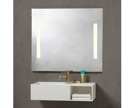 Loevschall Godhavn spejl med LED lys, 1000x850 mm, vist over et hvidt væghængt møbel med gulvandhane.