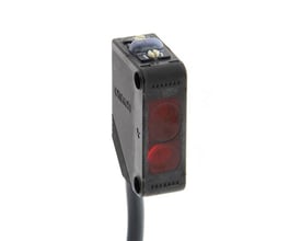 Omron E3Z-LS61 fotocellesensor i rektangulært sort hus med synlig rød LED og indstillingsknapper, hvid baggrund.