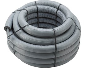 Viega Raxofix rør med grå isolering, 25mm diameter, rullet sammen og bundet med sorte stropper.