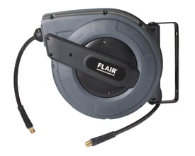 Automatisk slangeoprul til luft med 15m 3/8" sort PU slange, mærket Flair med monteringsbeslag i grå plast på hvid baggrund.