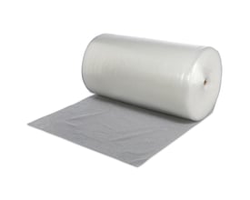Antalis Master'In boblefolie rulle på 50cm x 100m i hvid, af rullet ud på en grå overflade.