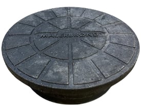 NID dæksel til målerbrønd, 400 mm, rund, fremstillet af sort genbrugsplast med præget 'MÅLERBRØND'.