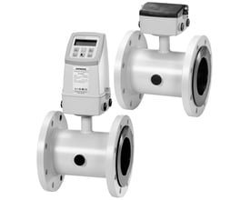 Siemens SITRANS F M MAG 5100 W flowmåler med flanger, viser displayenhed og målerør i stål.