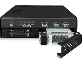 ICY Dock 2x 2.5" SATA HDD/SSD RAID 1 drevboks set forfra med en drevbakke ude og LED indikatorer for RAID status.