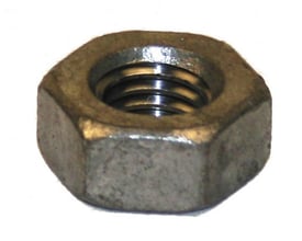 Nærbillede af en sort M8 DIN 934 stålmøtrik i kvalitet 8, med synlige gevind og 13mm nøglevidde.