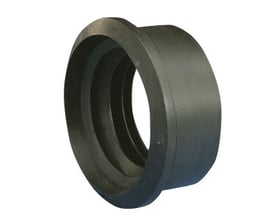 Forsheda In Situ F910 gennemføring i sort plast, vist fra siden, med indvendige spor og en bred flage.
