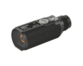 Omron E3FA-RN22 fotoelektrisk sensor i sort plast med M18 gevind og rød LED-indikator. Den har ribbede sider og et M12 stik.