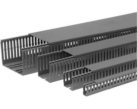 Canalplast Tipo E opslidset ledningskanal i grå PVC, 60x40 mm med 8 mm slidser og 12 mm fingre, inklusiv låg.