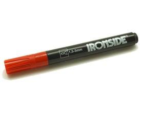 Ironside permanent marker med sort skaft og rød hætte sat på spidsen, set skråt fra oven.