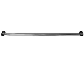 Nærbillede af Vola håndklædestang i børstet krom, viser den elegante finish og minimalistiske design med vægbeslag.