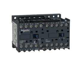 Detaljeret billede af Schneider Electric TeSys K kontaktor med tydelig mærkning af 12A, 24V, 50/60Hz og kontaktkonfiguration.