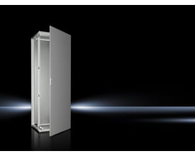 Rittal gulvskab VX25 med åben dør, præsenteret på et sort, reflekterende underlag med lysdetaljer.