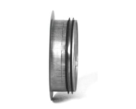 Sideprofil af Lindab indløbsrør ILU 80 i galvaniseret stål med tydelige tætningsringe og en diameter på 80mm.