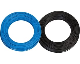 NKT installationsledning 4 mm², halogenfri, lyseblå og sort, på 100 meters ring.