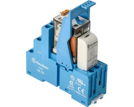 Finder interfacerelæ type 94.04 med sokkel og holdebøjle, viser 4 CO kontakter og 230V AC spole med LED-indikator og varistor.