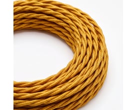 Guldfarvet, twistet stofledning med tekstilflet ligger oprullet; ledningen er 5 meter lang og beregnet til 230 V.