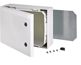 Komponenterne til et Fibox Arca vægskab, herunder det grå PC-kabinet, en bagplade og monteringsskruer.