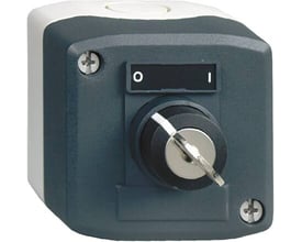 Schneider Electric trykkasse XALD med nøgleafbryder, 2 stillinger, mærket 0-I og med synlige monteringsskruer i mørkegrå og lys grå polykarbonat.