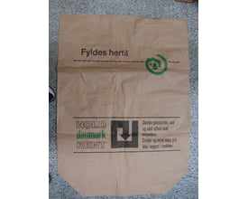 Hold Danmark Rent papirsæk i brun, 700 x 950 x 250 mm og 110 liters kapacitet, vist åbent og fladt på et gråplettet underlag.