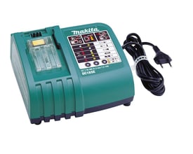 Wavin-lader til UAP3L/MAP2L-presmaskine, vist som grøn Makita-oplader med sort ledning og stik.