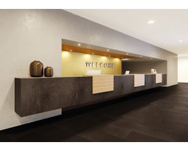 Indbygningsspot fra Ledvance i et moderne hotel reception, monteret i loftet over en disk.