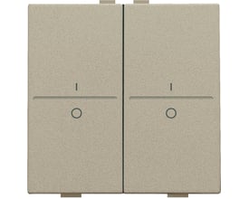 Niko tangent med 'i' og 'o' symbol til 4-tryks betjening i champagnefarvet finish, vist på hvid baggrund.