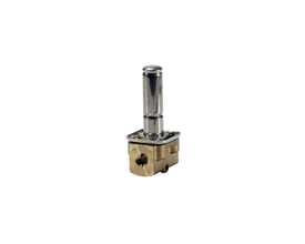 Danfoss EV210B magnetventil, en normalt åben ventil i messing med 1/8" G-gevind, isoleret på hvid baggrund.