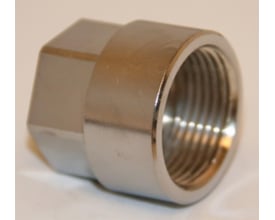 Forkromet messing formmuffe med 3/4'' og 1/2'' gevind på hvid baggrund.