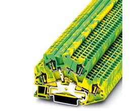 Detaljeret vinkel af Phoenix Contact STTBS 2,5-PE jordklemme, der viser fjedertilslutningen og montering på DIN-skinne.