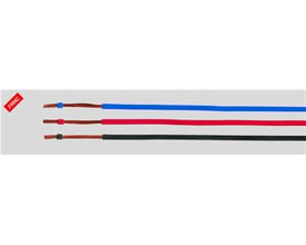 Tre installationsledninger, H07Z-K 1x2,5mm², i mørkeblå, rød og sort med kobberkerne og synlig markering.
