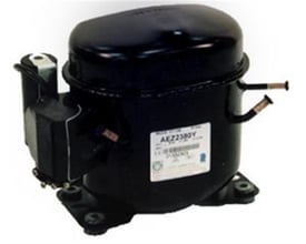 Sort AE-kompressor, model AE4440Y-FZ, med rund krop, monteringsfødder og synlige tilslutningsrør.