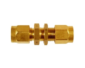 Serto messing union væggennemføring med 15 mm diameter og gevind på hvid baggrund.