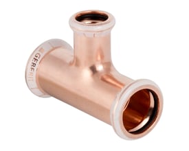 Geberit Mapress tee fitting i blankt kobber med synlige muffe samlinger og logo på hvid baggrund.