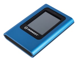 Kingston IronKey Vault Privacy 80 med 960 GB, blå krypteret SSD med sort touchskærm set skråt forfra.