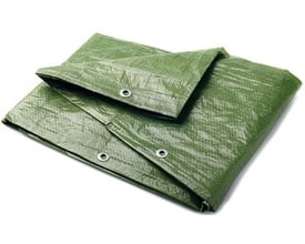 Letvægtspresenning i grøn, 6 x 10 meter, dobbeltlamineret med alu-ringe, foldet sammen på hvid baggrund.