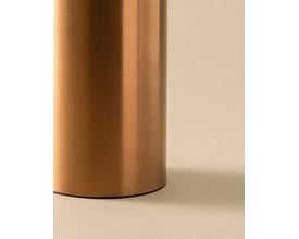 Cosmic fritstående toiletbørste i elegant kobberfinish, viser den cylinderformede beholder og den diskrete skygge på en lys baggrund.