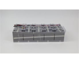 Eaton Easy Battery+ EB006SP udskiftningsbatteripakke på 180 V med grå batterimoduler og synlige ledninger.
