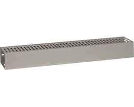 Detaljebillede af Legrand ledningskanal, 60x80 mm, viser de præcise slidser og den glatte overflade i grå plast.