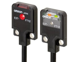 Omron E3T-FT12 fotoelektrisk sensorer med gennemgående stråle, vist med forskellige lysindikatorer og tilslutningskabel.